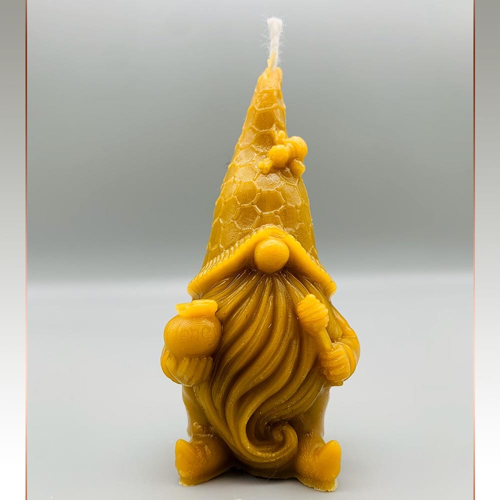 Candela in Pura Cera d'Api a Forma di Gnomo: Magia, Eleganza e Sostenibilità